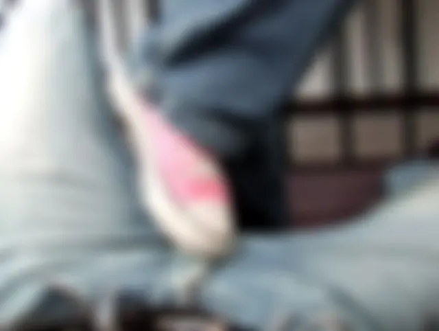 Schuhe Berührung auf der Hose