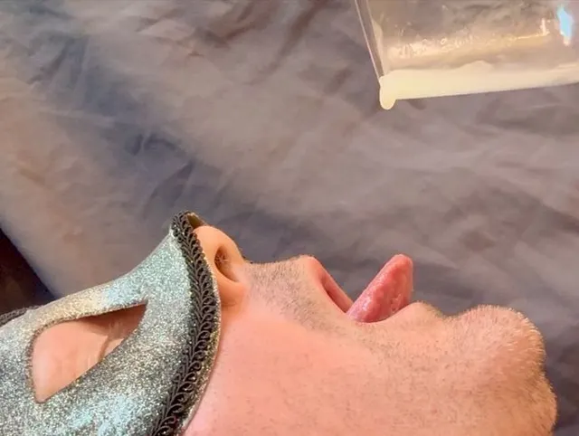 Schwanz in Weinglas abmelken und das Sperma trinken - ich schlucke meine eigene Sahne in Nahaufnahme