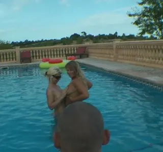 Im Hotelpool gefickt!