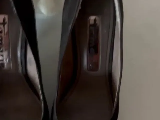 Der Nachbarin auf der Gartenparty schnell in die Pumps Heels gespritzt