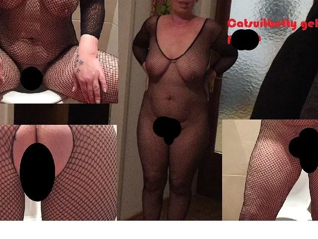 Catsuitbetty geht pissen