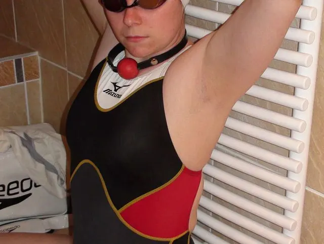 Deepthroating Extrem Gefesselt im engen japanischen Schwimmanzug