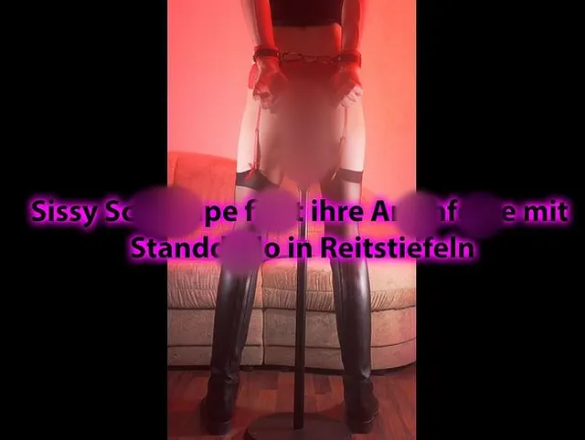 Sissy Schlampe fickt ihre Arschfotze mit Standdildo in Reitstiefeln