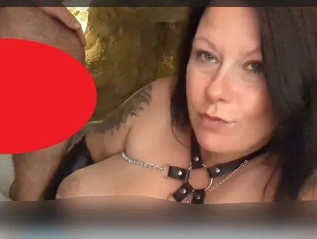 User Schwanz geblasen in geiler Location. Tätowierte deutsche Amateurin mit 85 G Titten.