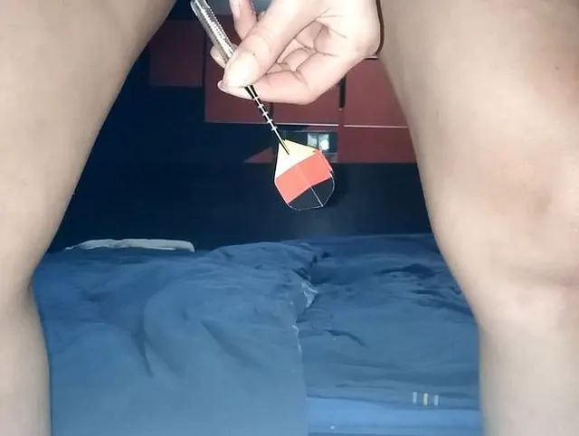 Pervers geil Experiment. Stecke mir ein Dartpfeil im die Muschi. Dreckige Reitstiefel