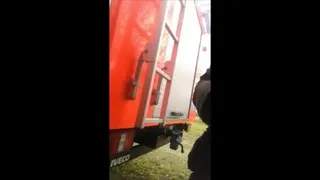 PISSEN AUF DEM FEUERWEHR PARKPLATZ!!