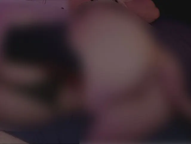 Er steckte seinen Schwanz in den Mund seiner Stiefmutter, fickte ihre Muschi und kam auf sie