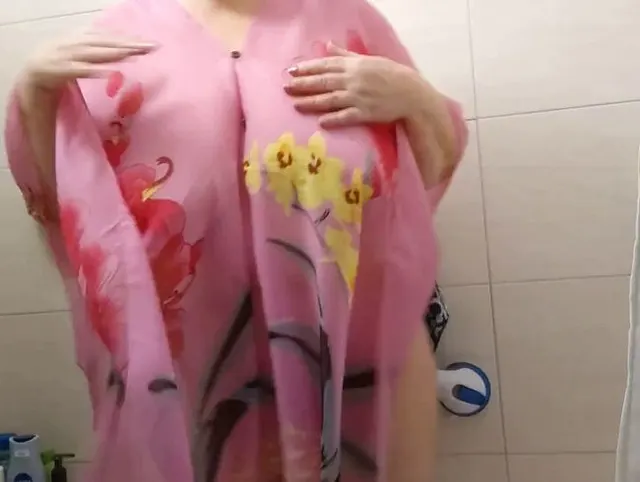 In durchsichtigem Pink mit dicken Titten ganz nass gemacht