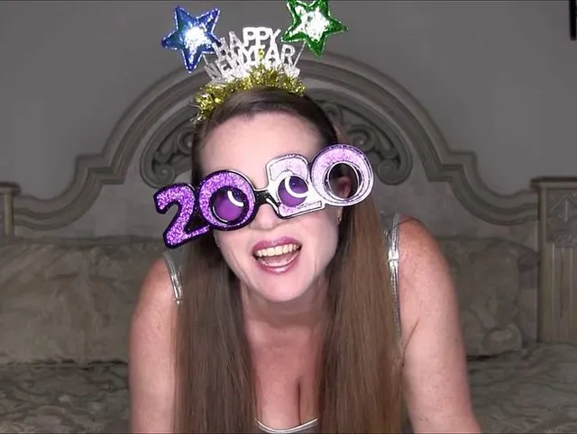 Frohes Neues Jahr 2020! (Blinkendes Stirnband, lila 2020-Brille, silbernes Kleid und Dildo)