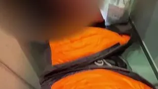 Quickie in der Umkleide. Wir müssen leise sein, damit uns keiner hört