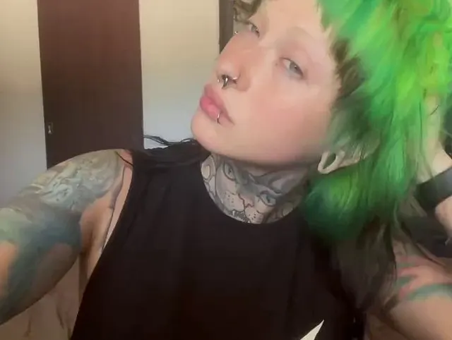 Gothgirl in Lust: Grüne Haare, heißer Dildo & versautes Geflüster