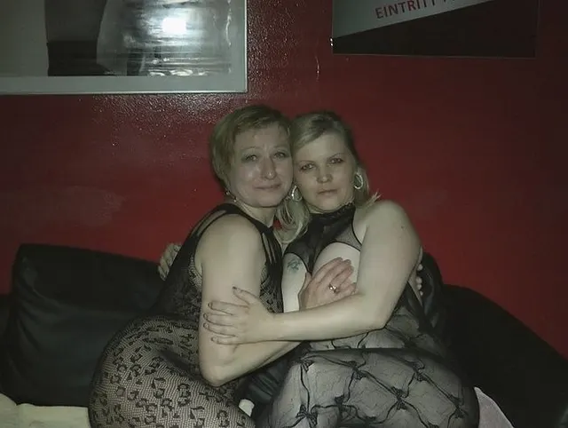 Anspritzen und Schlucken im Pornokino
