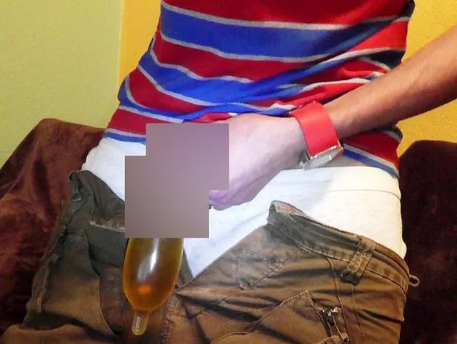 Latin Skater pisst ein Condom voll
