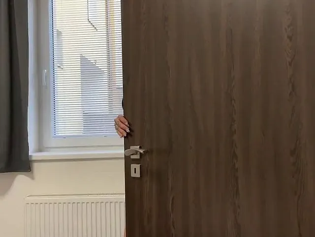 Schulmädchen probiert Tittenfick
