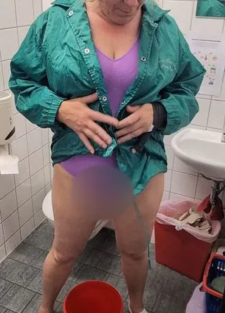 Ich Piss die grüne Jacke voll .