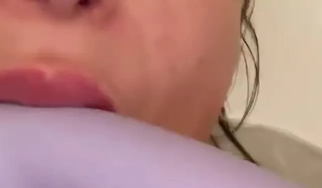 Nasser Blowjob auf meinen dicken Lila-Vibrator im Schaumbad mit anschließendem Tittenfick