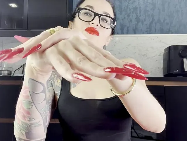 Lange Nägel ROTE, lange Finger, rote Lippen und Handjobs mit Spucke