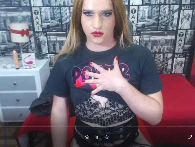 ICH HALTE MEINE FINGER UND DENKE AN DEN HOLZFÄLLER
