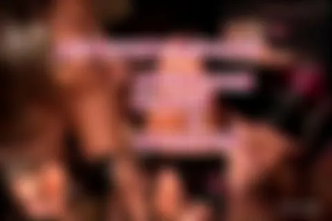 2 BESOFFENE ,NACKTE BITCHES spucken sich an!