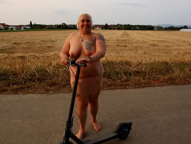 Nackt auf dem E Scooter 2