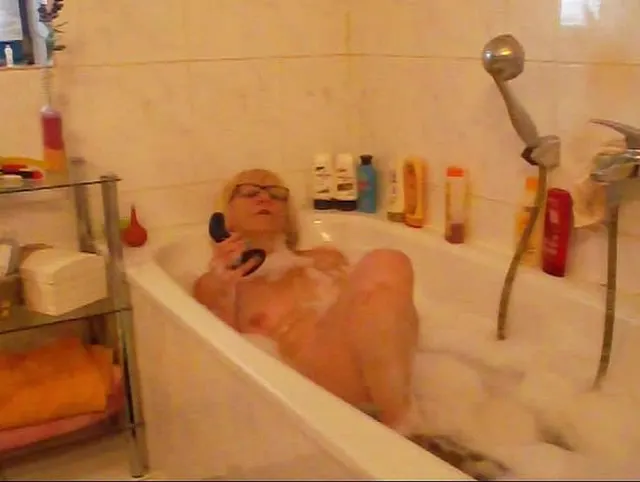 Beim Baden dicken Dildo in die Fotze