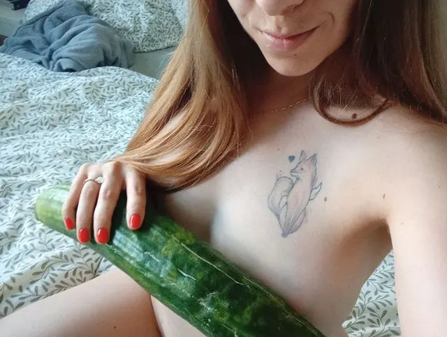 Vaginale Selbstbefriedigung mit einer XXL - Gurke (Teil1)