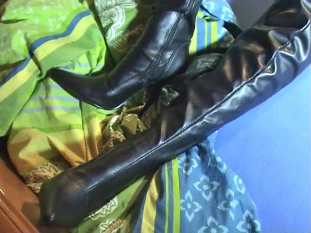 Auf die Lederstiefel gespritzt - volle Länge
