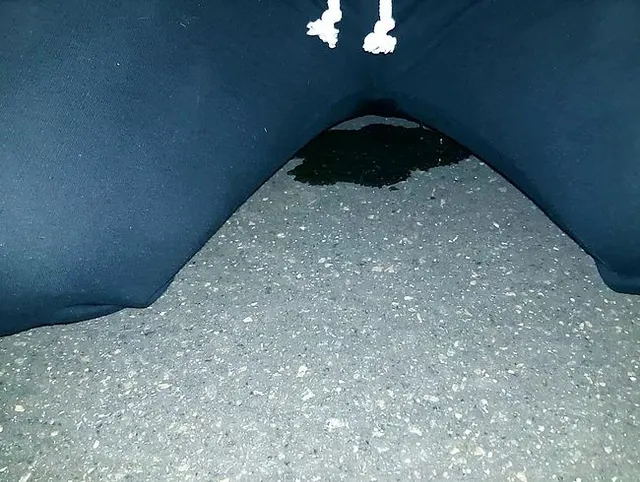 kniend auf die Straße gepisst