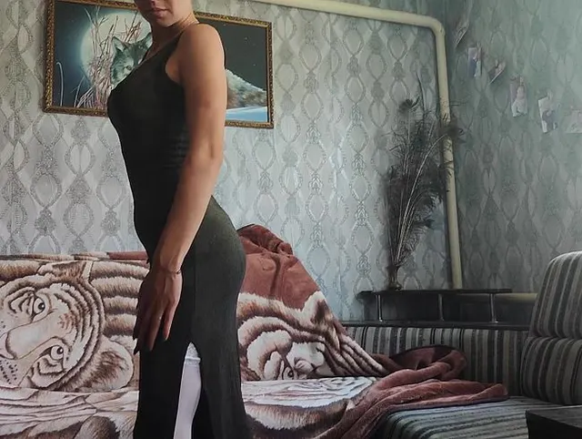 Masturbate in schwarzen Kleid
