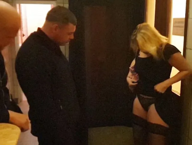 Die Milf und die Türsteher - Auf dem Klo ins Maul gespritzt!