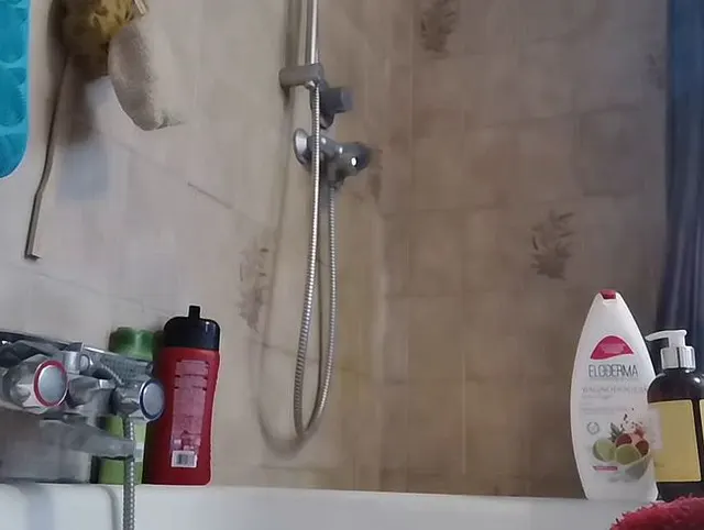 Duschritual: Warmes Wasser, Schaum & glänzende Haut, Urin und Fürze