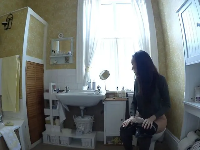 Miss Smith pisst frech in ein gelbes Badezimmer