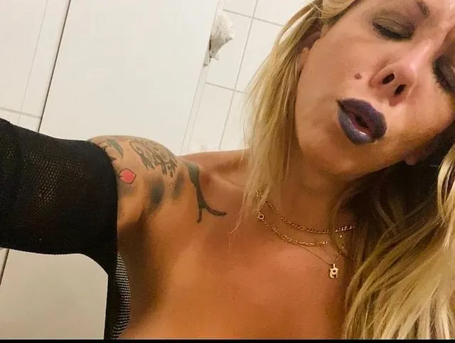 Transe latina pissen toilet