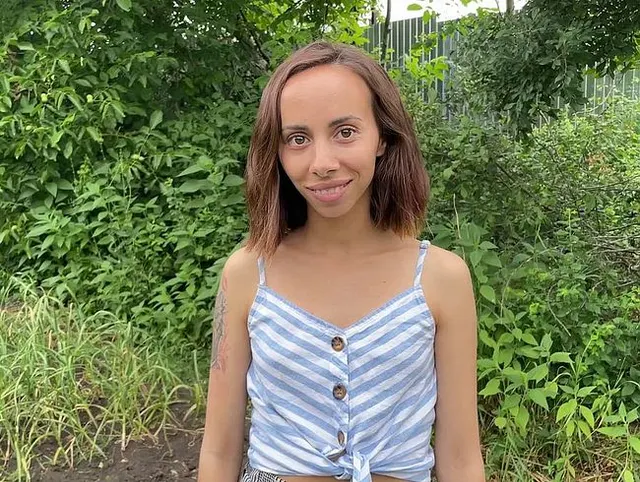 Stadtmädchen gibt heißen Blowjob im Garten