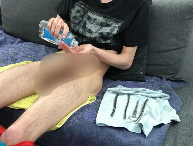 Video 113 - Maxi Spielt mit seinen Riesen Dilatoren - Cam 1 - Teil 1-4