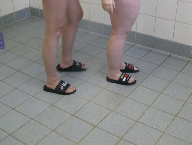 Nach dem Sport geduscht und erwischt worden