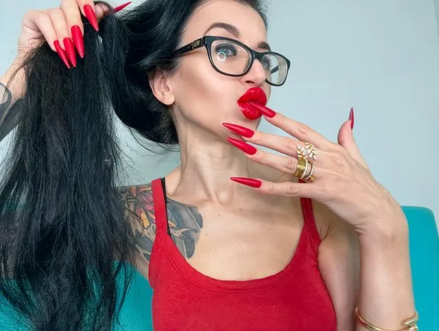 ROTE matte Farbe. Lange Nägel, Krallen, lange, flexible Finger, breite Handflächen, kratzende Haut, roter Lippenstift