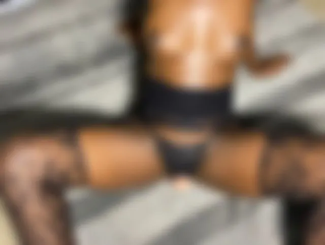 Weißer Dildo Quicke - Dein kleiner Pussy-Ritt für die Ebenholzschlampe