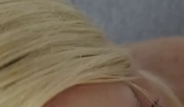Spontaner Blowjob auf dem Sofa