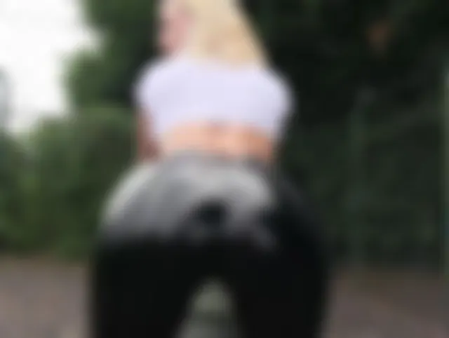 3..2...1.. Spritz auf meinen Leggingsarsch!