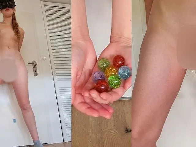 Ich stecke mir eine Handvoll Flummis in meine Pussy und drücke sie wieder heraus.