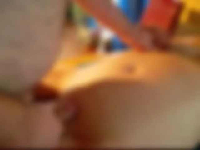 Gefickt auf dem Küchentisch und angespritzt