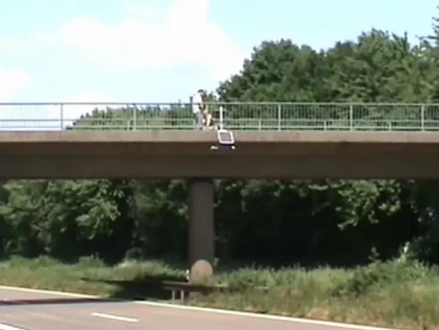 Mitten auf der Autobahnbrücke gefickt
