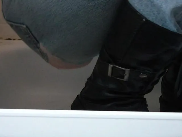 Mit Stiefeln unter Dusche in die Jeans gepisst (Userwunsch)