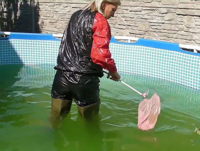 In Waders und Saunasuit