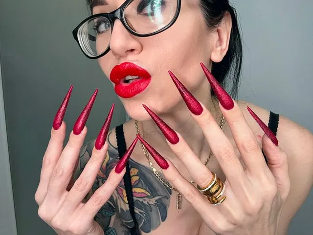 ROT Lange Nägel, scharfe Stilettos, lange Finger lutschen, Spitzenunterwäsche an mir