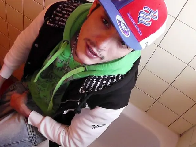 Latino Skater pisst in die Wanne