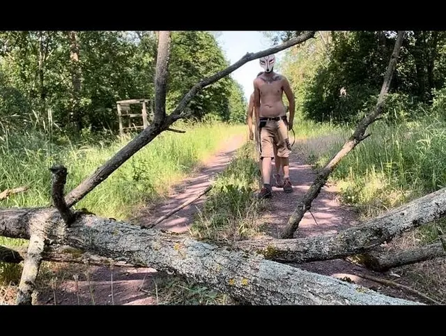 Angeleint auf dem Wanderweg gefickt