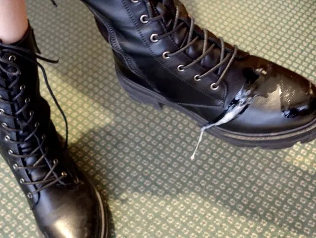 Neckender Bootjob für den zurückhaltenden Schwanz