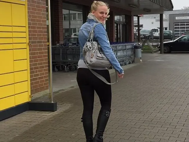 In den Einkaufswagen vom Discounter gepisst